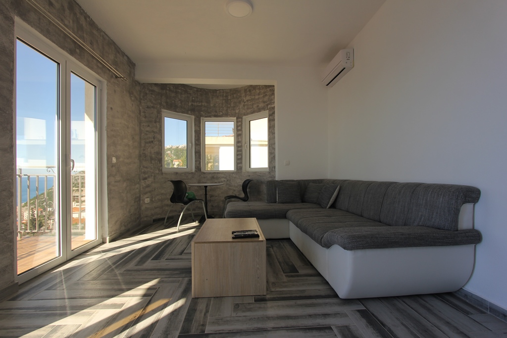 Современный дом с панорамным видом на море